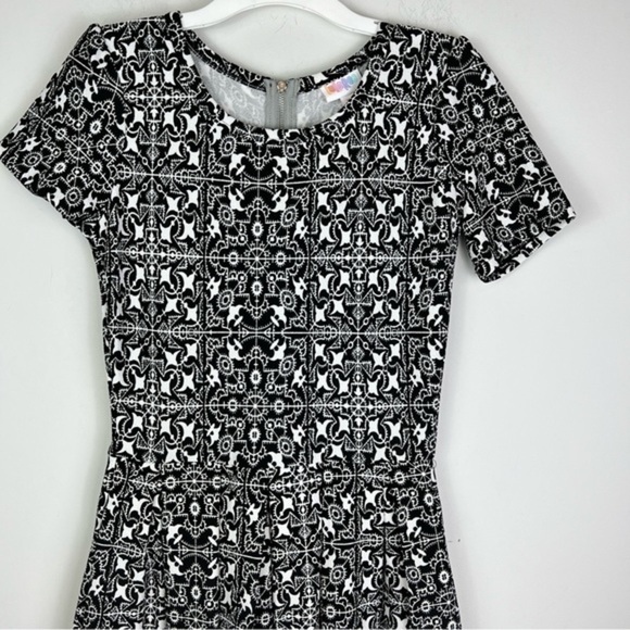 Lularoe Amelia Dress Womens size XS Flare Stretch Gorgeous White Black Pattern - Picture 3 of 9